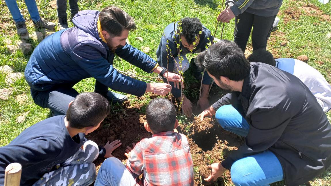 Okulumuzda düzenlediğimiz Geleneksel Fidan Dikimi Etkinliği tüm öğretmenlerimiz ve öğrencilerimizin katılımı ile bu sene de gerçekleştirildi.